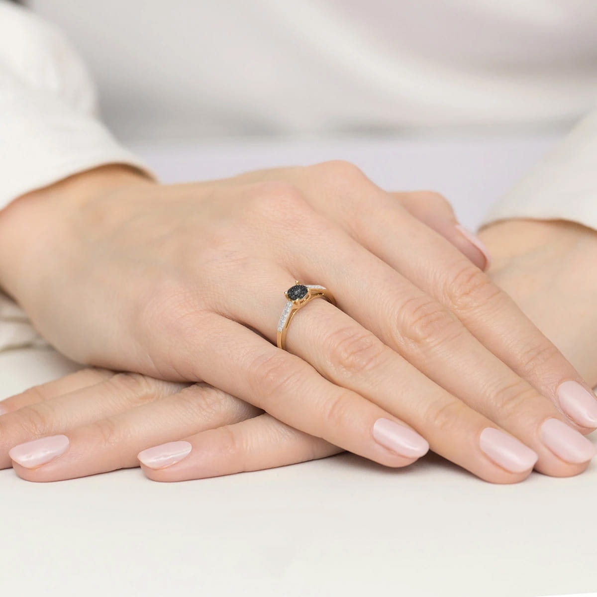 Pierścionek Czarny Diament 0,04ct żółte złoto 375 - obrazek 3