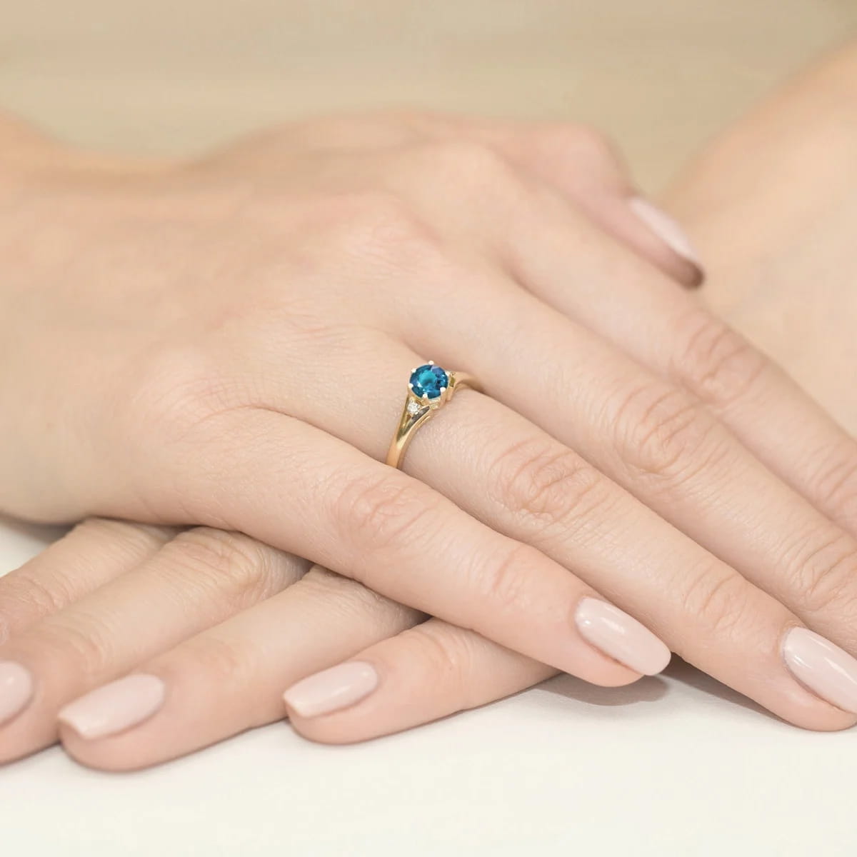 Pierścionek Topaz London Blue 0,50ct żółte złoto 375 - obrazek 4